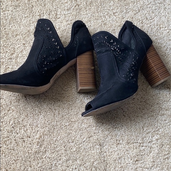 Fergalicious black suede bootie size 9.5 - Picture 3 of 7